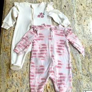 (2) Tahari Baby Footed Footie Onesies Sz 0-3 M